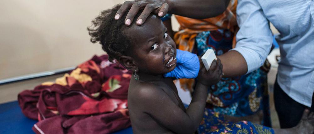 In Maiduguri, der Hauptstadt von Borno im Nordosten Nigerias, ist nach Angaben der Ärzte ohne Grenzen jedes fünfte Kind unterernährt. Dieses Kind gehört allerdings zu den Opfern eines versehentlichen Luftangriffs der nigerianischen Armee auf ein Flüchtlingslager nicht weit von Maduguri entfernt. 150 Menschen wurden dabei getötet. 