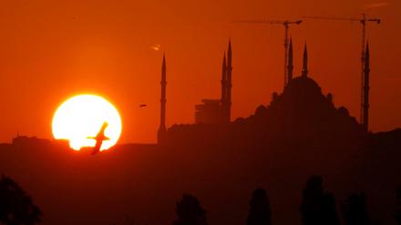 Brücke zwischen Europa und Asien: Die Sonne geht auf über Istanbul.