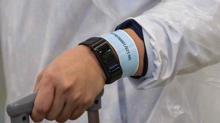 Wer in Hongkong per Flugzeug eintrifft, erhält ein elektronisches Armband, mit dem die Einhaltung der 14tägigen Quarantäne überwacht wird.