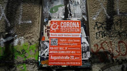 Ein Plakat in Berlin wirbt für einen Corona-Tests.