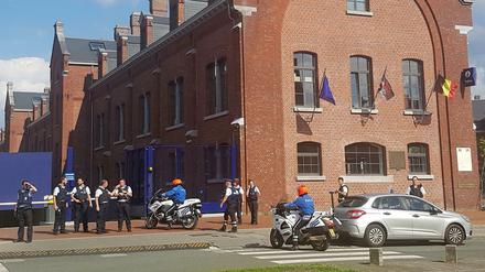 Eine Handy-Aufnahme zeigt Polizisten, die nach dem Machten-Angriff ein Polizeigebäude in der belgischen Stadt Charleroi sichern.