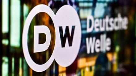 Logo der Deutschen Welle auf einem Bildschirm