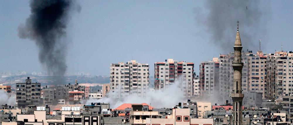 Rauchwolken über dem Gazastreifen: Israel hatte auf Granatenangriffe aus dem Gazastreifen mit Raketenangriffen gekontert.