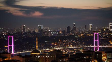 Beeindruckende Silhouette: Blick auf die Bosporus-Brücke und die europäische Seite von Istanbul bei Nacht. 