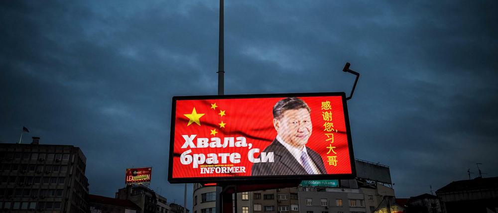 "Danke Bruder", steht auf einer Anzeigentafel in der serbischen Hauptstadt Belgrad neben einem Bild von Chinas Machthaber Xi Jinping. Das Foto wurde im März aufgenommen. Zwei Wochen zuvor hatte China sechs chinesische Ärzte nach Serbien geschickt. Die Aktion ist Teil einer umfassenden Kampagne Chinas, um mittels Hilfsleistungen, aber auch mittels Desinformation die öffentliche Meinung in Europa zu beeinflussen.