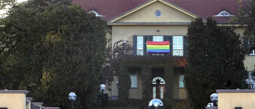 Die Regenbogenfahne über dem Eingang der deutschen Botschaft. 
