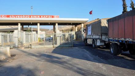 UN-Hilfstransporte für die belagerten Zivilisten in Aleppo sitzen trotz der vereinbarten Waffenruhe weiter an der türkischen Grenze fest.