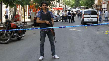 Absperrung in der türkischen Stadt Diyarbakir, nachdem am Donnerstag dort ein Polizist erschossen worden war. 