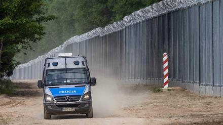 Ein polnisches Polizeiauto fährt an der polnisch-belarussischen Grenze entlang.