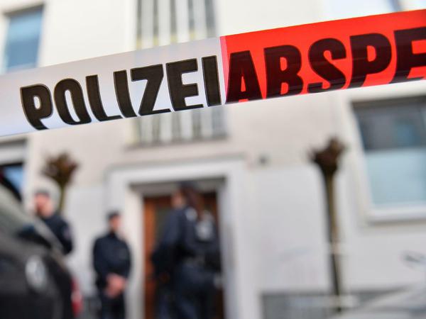 Polizeiabsperrung vor der Wohnung des Amokfahrers in Münster 