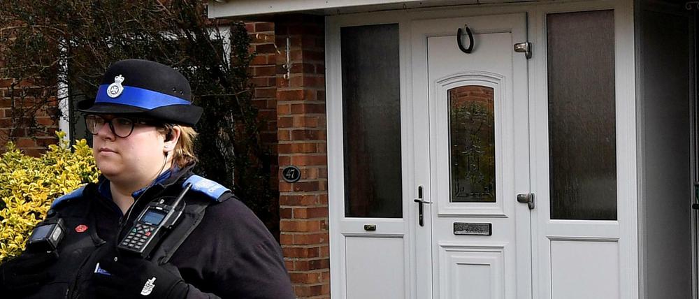 Eine Polizistin steht vor der Haustür des russischen Doppelagenten Sergej Skripal. 