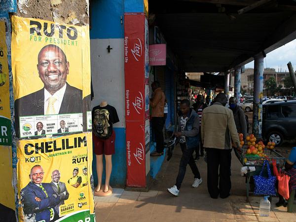 Ein Poster der United Democratic Alliance Party (UDA) wirbt in Eldoret für William Ruto. 