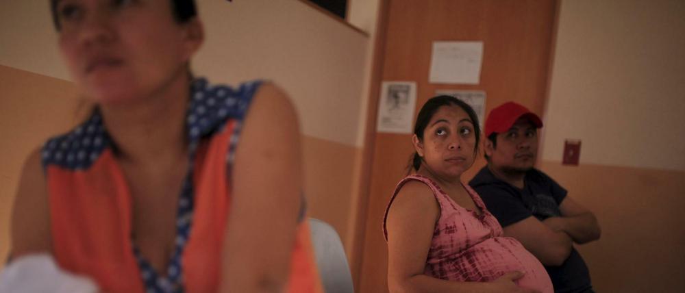 Schwangere Frauen warten in San Salvador auf das Ergebnis ihres Testes. 