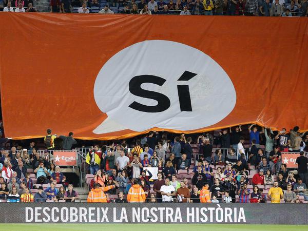 Fans des FC Barcelona zeigen Flagge: "Si", also "Ja" zur Unabhängigkeit Kataloniens von Spanien.
