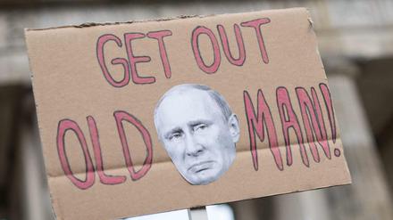 Protest gegen Wladimir Putin vor dem Brandenburger Tor in Berlin