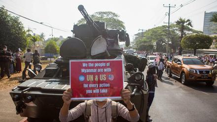 Demonstrant vor einem Panzer in der Großstadt Yangon.