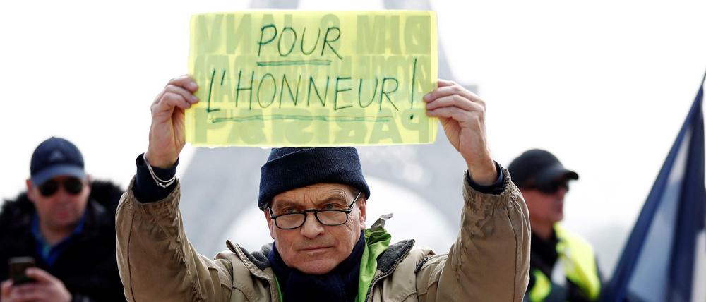 "Für die Ehre": Ein Demonstrant vor dem Eifelturm in Paris.