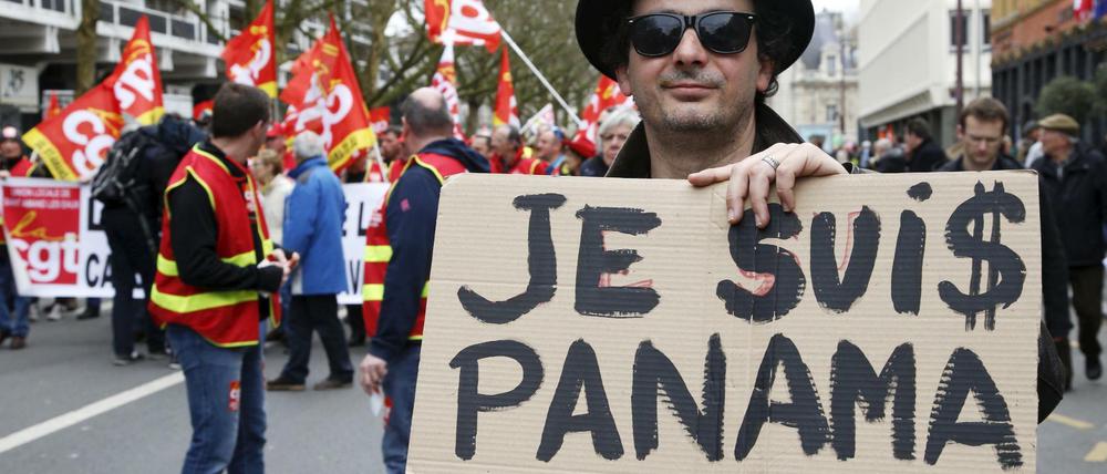 "Je suis Panama" steh auf einem Schild dieses Demonstranten im französischen Lille. 