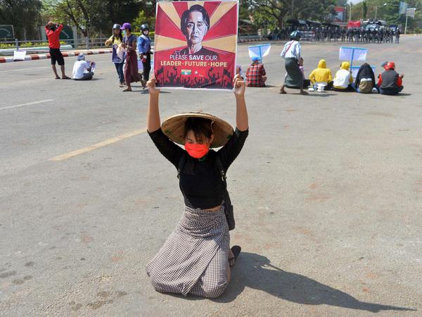 Anhänger der festgenommenen Aung San Suu Kyi fordern ihre Freilassung. 