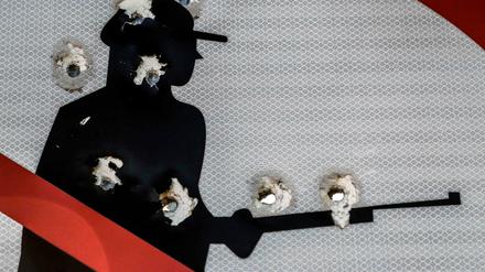Ein Waffenverbotsschild in Mexiko - von Kugeln durchlöchert.