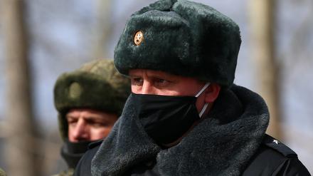 Präsident Wladimir Putin bringt einen Einsatz der Armee im Kampf gegen das Virus ins Spiel. 