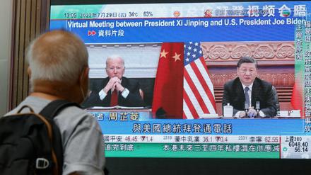 Mit Spannung verfolgt ein Passant die Nachrichten vom Telefonat zwischen den Präsidenten Xi Jinping and Joe Biden. 