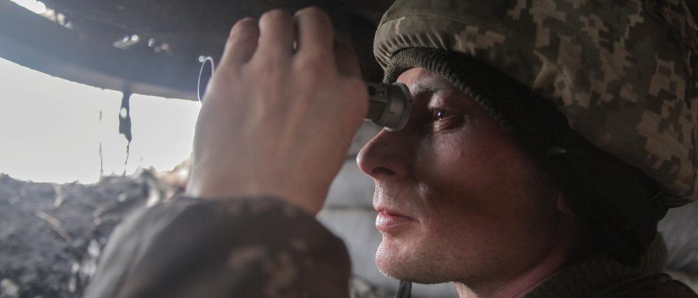 Auf der Hut: Blufft das russische Militär nur, oder will es angreifen? Wachmann der ukrainischen Armee an der Demarkationslinie zu Rebellengebiet nahe Donetsk.