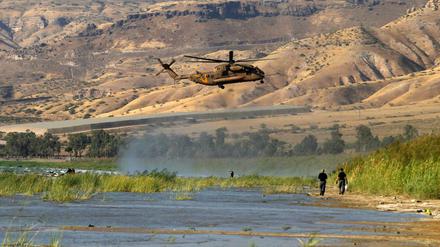 Beim See Genezareth suchen israelische Soldaten nach den Überresten einer Drohne, die den Luftraum verletzt haben soll.