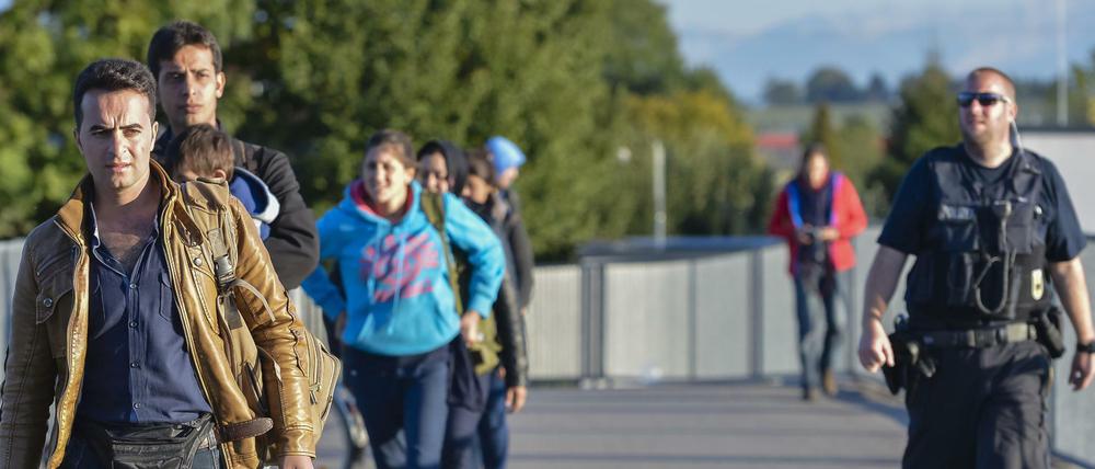 Flüchtlinge überqueren die Grenze von Österreich nach Deutschland. 