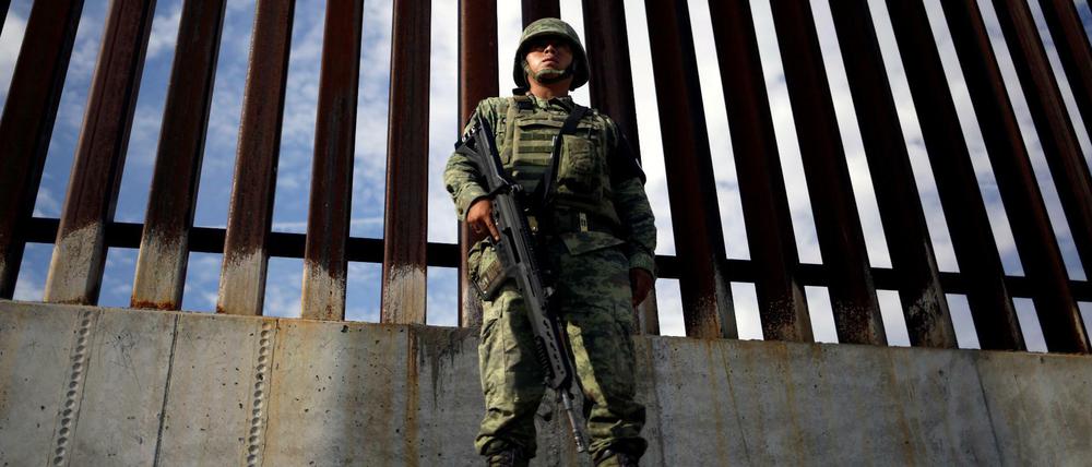 Ein Soldat bewacht die Grenze zwischen den USA und Mexiko.