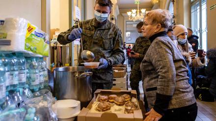 In vielen Städten in Ostpolen entstehen Flüchtlingslager und Suppenküchen, wie hier am Bahnhof Przymsl, zur Versorgung ukrainischer Kriegsflüchtlinge. 