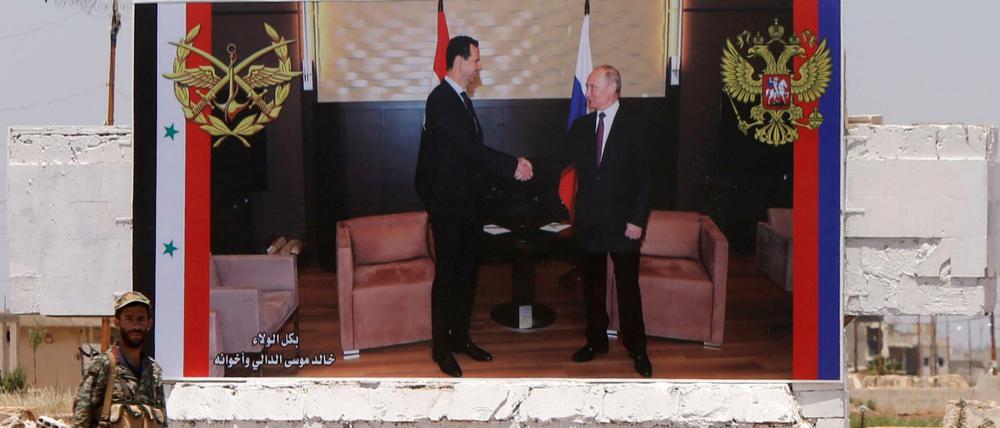 Öffentlich zelebrierte Verbindung: Ein Poster in den Straßen von Rastan zeigt die Präsidenten Assad und Putin beim Händeschütteln.