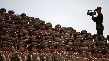 Ein nordkoreanischer Soldat filmt Militäroffiziere während einer Showveranstaltung in Pjöngjang anlässlich des Endes des ersten Parteitages der Arbeiterpartei seit 36 Jahren. 