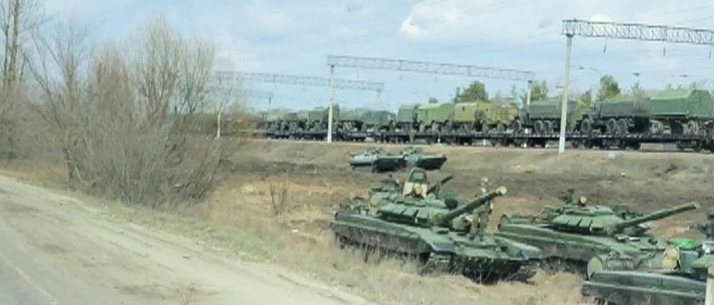 Ein Standbild aus einem Video zeigt Panzer und Militärfahrzeuge in Maslovka in Russland am 6. April.
