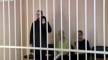 Ein Standbild aus Aufnahmen des Obersten Gerichtshofs der selbsternannten Volksrepublik Donezk zeigt die Briten Aiden Aslin, Shaun Pinner und den Marokkaner Brahim Saadoun (v.l.n.r.).