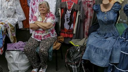 Diese Straßenverkäuferin in Kiew wartet auf Kunden. Und die ganze Ukraine mit ihr auf bessere Tage.