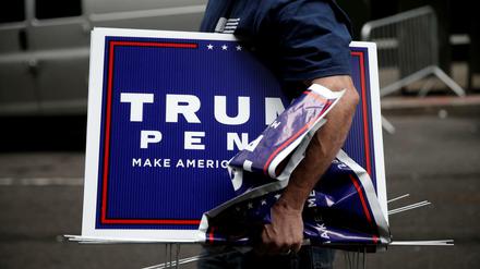 Einpacken? Unterstützer tragen Schilder Trump-Kampagne weg. Der republikanische US-Präsidentschaftskandidat Donald Trump gerät wegen seiner vulgären Äußerungen über Frauen in Bedrängnis.