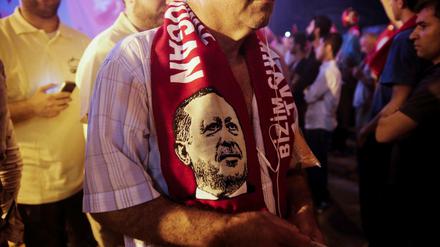 Fan von Erdogan: Konterfei des türkischen Präsidenten auf einem Schal 