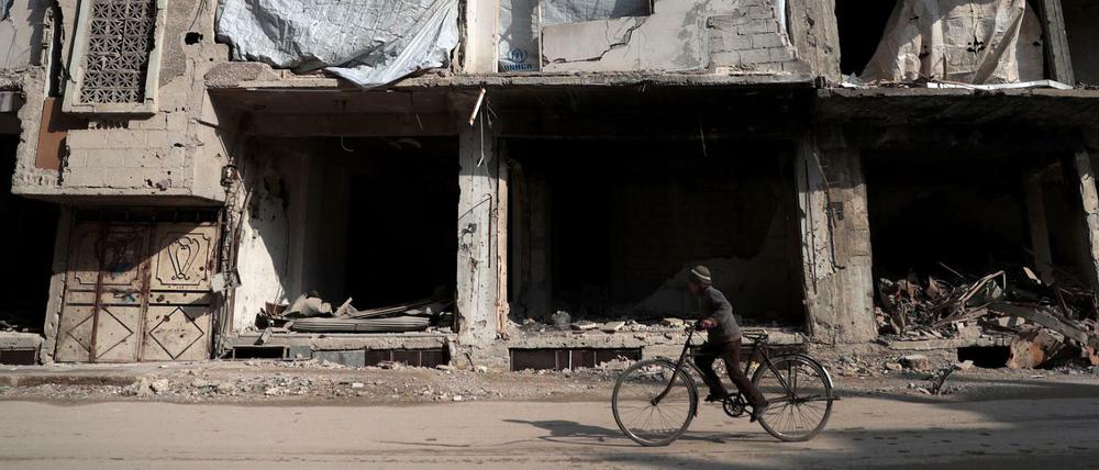 Ein bisschen Normalität statt Bombenhagel und Artilleriefeuer - ein syrischer Junge radelt entlang zerstörter Straßen in Duma, einem Vorort von Damaskus.