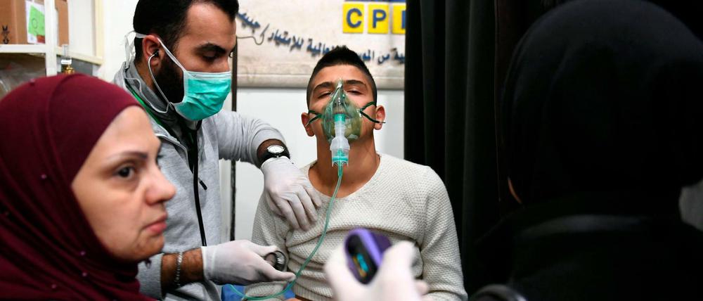 Ein syrischer Junge wird in einem Krankenhaus in Aleppo behandelt.