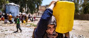 Hilfe der UN: Eine syrische Kurdin mit einem Wasserkanister.