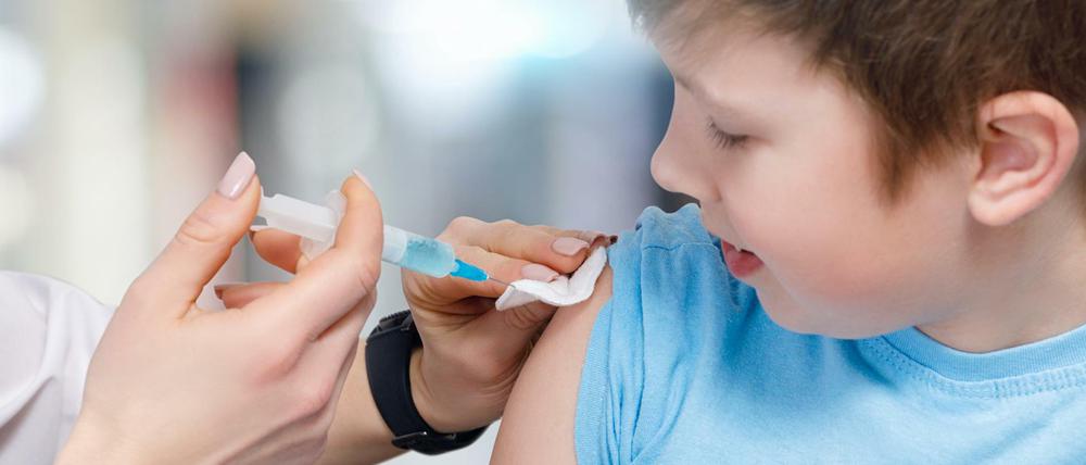 Ein Kind bekommt einen Impfstoff gespritzt.