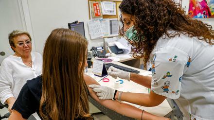 Eine Israelin lässt sich in Tel Aviv impfen.