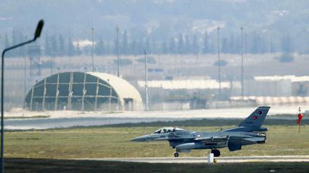 Ein türkischer Kampfjet landet auf der Luftwaffenbasis Incirlik. 