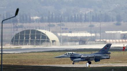 Ein türkischer F-16-Kampfjet landet auf der Luftwaffenbasis in Incirlik. Die türkische Luftwaffe beteiligte sich erstmals an den Angriffen der Militärallianz auf IS-Stellungen in Syrien.