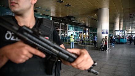 Ein Polizist sichert das Gelände auf dem Flughafen von Istanbul.