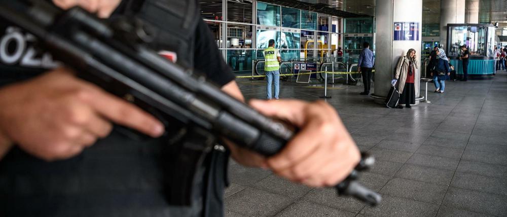 Ein Polizist sichert das Gelände auf dem Flughafen von Istanbul.