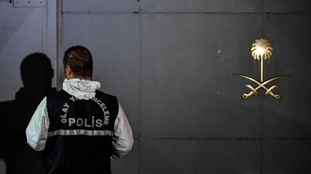 Spuren sichern. Auch am Donnerstag untersuchten türkische Sicherheitskräfte in Istanbul das saudische Konsulat und Umgebung.