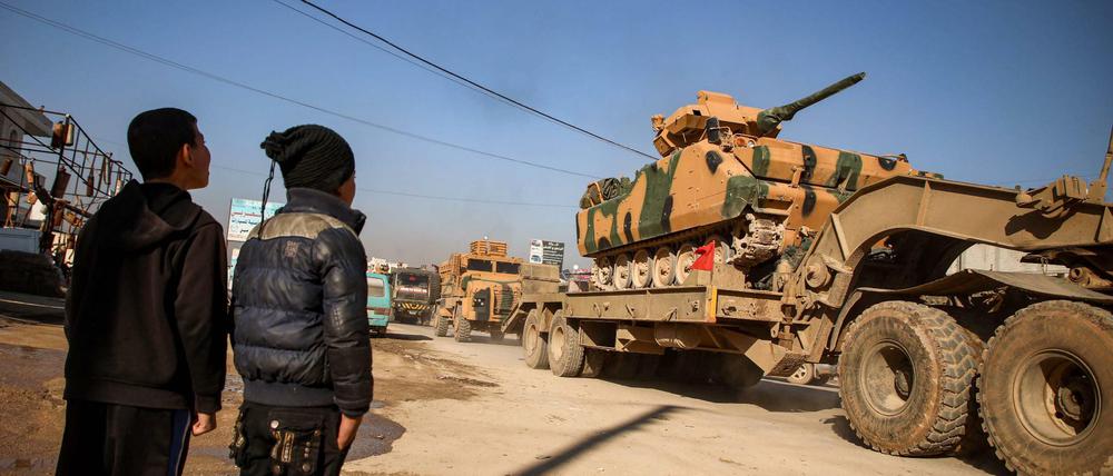 Türkischer Militärkonvoi fährt am Sonntag mit Panzern und Truppentransportern durch die syrische Provinz Idlib. 