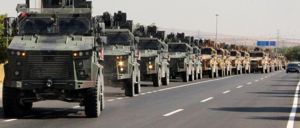 Türkisches Militär auf dem Weg zur Grenze zu Syrien
